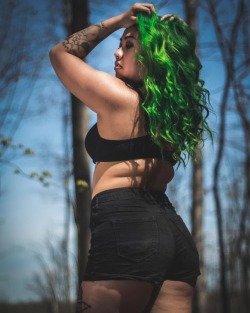heyyannna:  my hair was poppin today💚 photos like these help me learn to love myself even when suffering from BDD  Photoshop can’t buy my happiness   Hair by @ms_wonderland  Photo by @whatexitsign  (at Huntley Meadows Park)