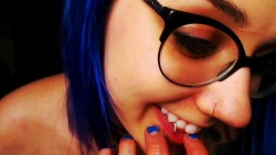 themissarcana:  got bubbly… and nekkid. too bad that webcam wasnt a little lower, huh? :3 that first one is crazy close lol. gotta love dem pores and other ugly shit. but hey! i have nice teeth. so i’ve got that going for me 
