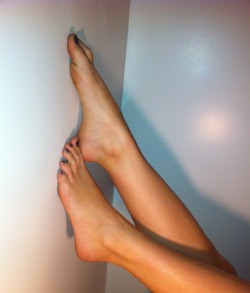 anklesdown:  Sexy lean feet… 