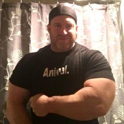 Erik Fankhouser - First photo of him flexing I’ve seen since he came back to bodybuilding, he’s weighing in at 268lbs and is massive as fuck.