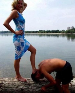 stteevtheslave:  When he apologizes for disobedience, I make him humble himself in a public place where there’s a good chance of getting seen. .  that should teach him