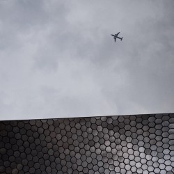 No Ramos | No Easter | No pascua  The only thing above U is the Sky&hellip;☁ #airplane #grayscale #chilling #chitecture #igermexico #pattern #space #architecture #building #city #lookingup #composition #geometric (en Polanco, Mexico City)