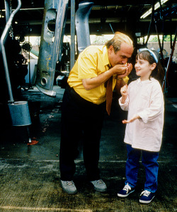  Danny DeVito &amp; Mara Wilson on the set of ‘Matilda’ 1996 