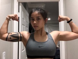 korrafitness: Flex Friday! Fuhsique! Currently in a bulking phase trying to focus on muscle building and strength gayns 💪💪 I hope to hit some PRs before cutting for the summer (scuse my serious face 😂)