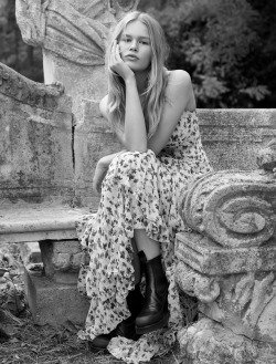 vogue-at-heart:  Anna Ewers in “Addicted To Love” for Vogue US, February 2016 Photographed by Karim Sadli 