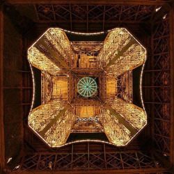 Nickelsonwooster:  Inside. Jorgevp:  Vista Inferior De La Torre Eiffel 