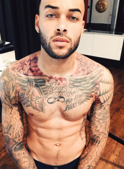 dominicanblackboy:  Sexy gorgeous Top Model Don Benjamin got a nice yummy dick between his legs!💞💞💞💞💞💞💞