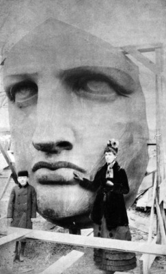 Déballage de la tête de la Statue de la Liberté le 17 juin 1885.