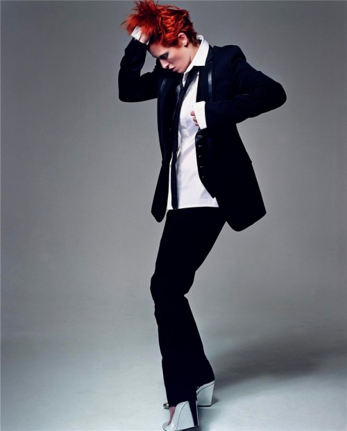 dansmonunivers:  Tilda Swinton like david Bowie by Craig Mcdean for Vogue italia  C’est super androgine ! 