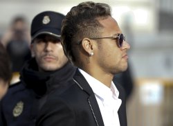 fzneymar:  02.02.2016 Neymar zur Anhörung in MadridDer brasilianische Fußballstar Neymar  ist am 2. Februar wegen angeblicher Unregelmäßigkeiten bei seinem  Transfer vom FC Santos zum FC Barcelona in Madrid von einem  Ermittlungsrichter vernommen