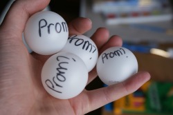 tbh-awkward:  d-0nut:  fr3-dom:  My sister’s boyfriend wrote on 150 ping pong balls  ” prom? ” and put them in her locker. She opened her locker and all the ping pong balls came out &amp; he gave her a bouquet of flowers &lt;333 promposal are so