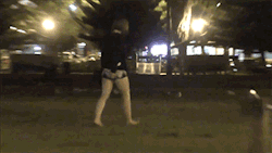 Besoffenes Girl läuft Nachts durch den Park und reihert auf den Rasen.via youtube 