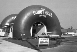 greyhairedcanuck:  dust-paris-inspiration:  Drive into The Donut Hole  There’s no way you can drive through there and not think to yourself… what genius thought this up?