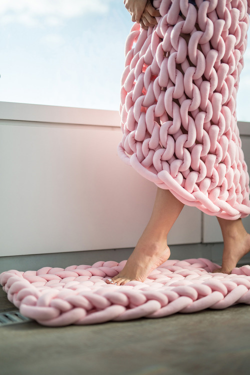 Porn photo mymodernmet:Ultra-Cozy Giant Knit Blankets