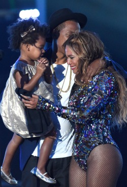 girlsluvbeyonce:  Blue Ivy, Jay Z and Beyoncé at the 2014 MTV Video Music Awards 