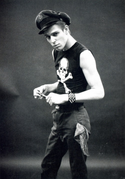 oui-oui-me:  What’s My Name ?   Paul Simonon, bassist for The Clash, photographed by Pennie Smith, 1978. 