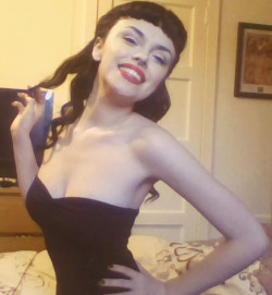 lil-bambi-thighs:feeling very Bettie Page