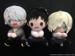 yoimerchandise:  YOI x Kotobukiya es Series nino PitaNui Plushes Original Release Date:June 2017 Featured Characters (3 Total):Viktor, Yuuri, Yuri Highlights:These adorable plushes will “grab” onto anything that can fit between their arms, so I made