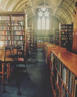 joyceansreadjoyce: Library interior. #library #books #bookblr #studygram #studyblr #oxford #oxforduniversity #univ #bookshelves #classicliterature  (at University College, Oxford) 