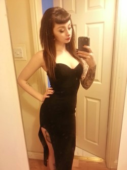 bubblexscum:  Love this dress, got a cheeky slit up the side, never want to take it off! ^.^ 