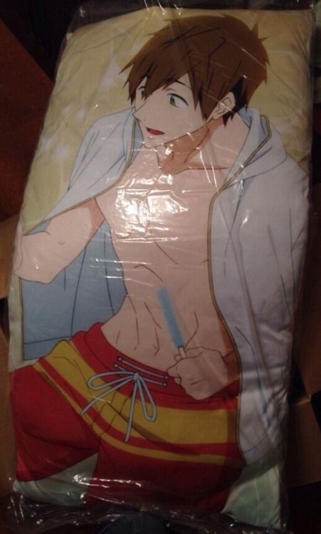 its-saya:  MAKOTO PILLOW GIVEAWAY. You spend to many lonely nights dreaming about Tachibana?  Now you have a chance to hug his soft (too soft) body every night and wake up with him by your side every morning!  Maybe you want to take him to the pool or