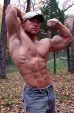 musclesart:     He’s so desperate to