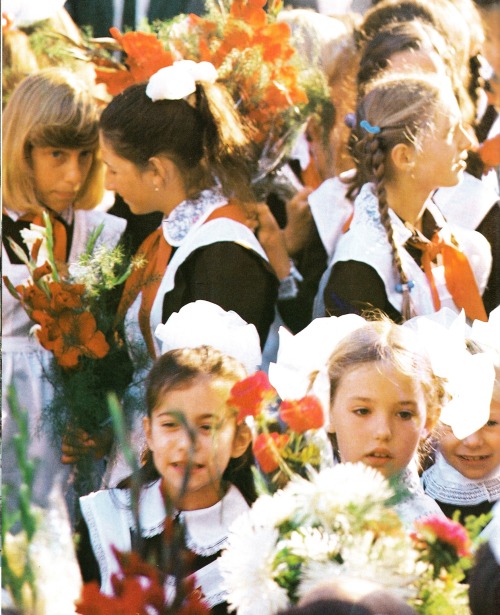 sovietpostcards:Back to School day (September 1) in Grodno, Belarus. Photo by Georgiy Likhtarovich (1989)  