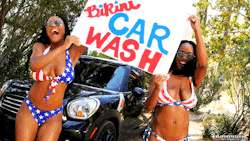 maesteotriple7:  Brittany Kelly and Brandi Kelly celebrate the 4th of July with a free bikini carwash