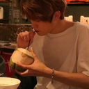 thirsty-for-jae:  mark likes eating the crust??