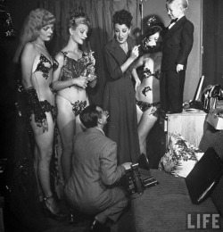George Skadding - Dancer Gypsy Rose Lee and some of the girls in her show, posing with the carnival&rsquo;s midget, K. O. Ericksen, for advance publicity pictures, Memphis, TN, US, 1954.
