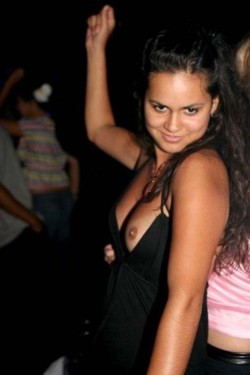 More nip slips and pussy slips at http://pussyslip.tumblr.com/