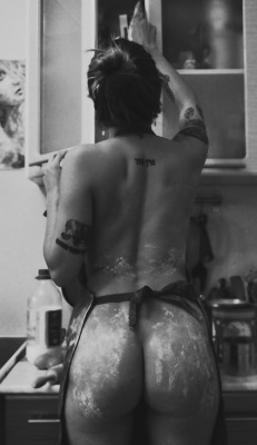 loco-ruso: It’s time to bake buns for Breakfast…Daddy loves hot buns)   © http://loco-ruso.tumblr.com/    