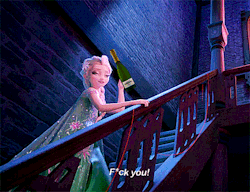 Elsa aus Frozen, geht hier total betrunken mit einem beherzten &ldquo;Fuck you!&rdquo; die Treppe rauf.coldneverbotheredme: