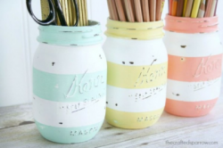 diyhoard:  Paint stripes on your mason jar to give them a pop when using them for storage  I think I&rsquo;m going to do a craft with these this summer. I&rsquo;d love to do this and stick a bunch of flowers in em