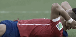 futbolistas-chilenos-hot:  Uff! Este negro si que tiene carne entre sus piernas. ¡Miren como lo mueve!