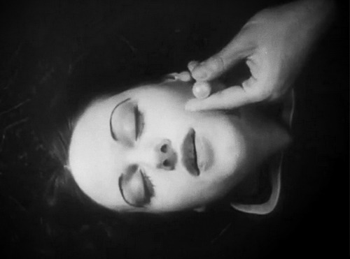 oorequiemoo:  Kissa Kouprine in  Henri d’Ursel short  film “La perle” Belgium 1929 This dreamlike film is a cinematic poem. —— See the Film: Henri d’Ursel | La Perle | 1929 | Pt. 1 of 4 Henri d’Ursel | La Perle | 1929 | Pt. 2 of 4 Henri