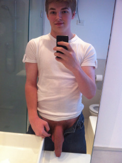 sexyboysnbigdicks:  collegedudes4u:  Here’s a whole set of this guy!   that D