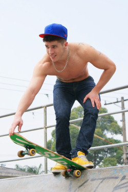 Josezxc84:  Tfootielover:  Hot Sexy Skater And He Looks Good In And Out Of His Clothes