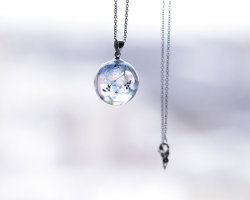 annunoonoo:   Forget-Me-Nots in a Resin Orb by UralNature [x]  This is a contender for my ‘creative trinket’. (I’ll decide by the time my next paycheck comes in.)  I love how it suspends a moment in time.  