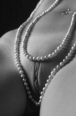 annantan:  Perles de jour, perle de nuit    You should be sure to kiss every pearl you see&hellip; 