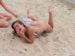 pantsing-love:  Getting pantsed on the beach by her friend