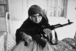 Une femme arménienne de 106 ans garde sa maison en 1990.