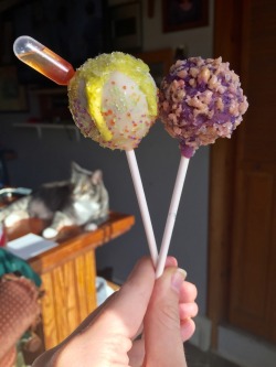 kiefeon:  fairybongmother:  righteous-vibes:  Jungle Juice (fruit punch cake and strawberry mango jelly, 305mg THC) and Purple Fizz (vanilla cake with grape flavored frosting and crispy rice, 235mg THC) 710 CakePops 😍💜  wAT  What the hell 