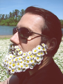 thedailybeard:  obviouslycloe:  I gave my boyfriend a flower beard.  reblog’d for the last shot. 