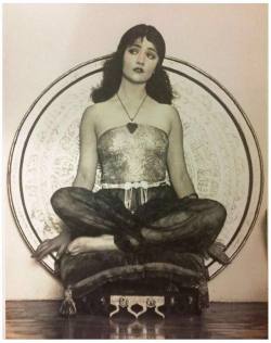 vampsandflappers:  Experimental photographer William Mortensen took this photo of silent film actress Betty Compton in 1922. 