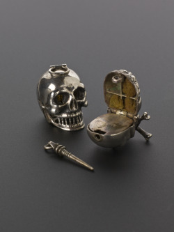 sutured-infection:  Silver skull vinaigrette, Europe, 1701-1900   Like pomanders, vinaigrettes could be used as a vessel to hold strong smelling substances to be sniffed should the user be passing through a particularly smelly area. At a time when miasma