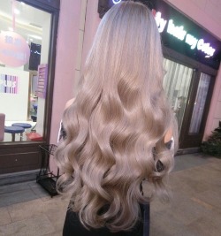 justwishtobeacuterealgirlygirl:  glamxprincess:  @glamxprincess xxx  What a hair!!!  Love the hair