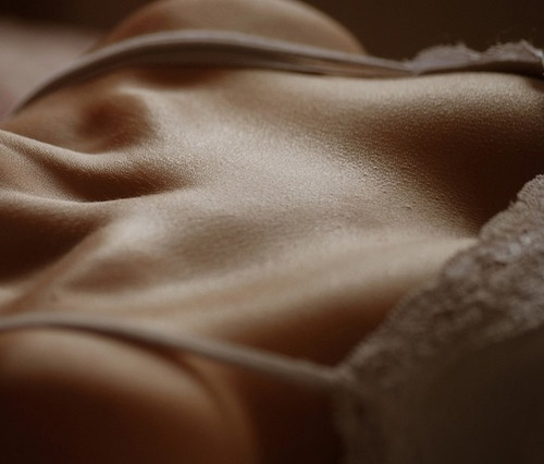 jap-i:  poeticsir:  Collarbones and cleavage adult photos