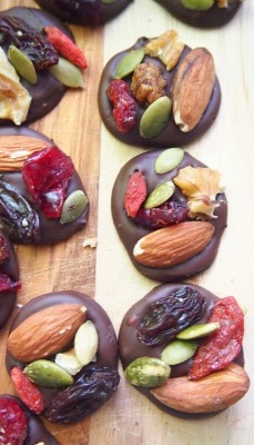 peace-love-and-fit:  iamftns:  Dark chocolate has a number of healthy benefits:   Can help lower your blood pressure Increases blood flow to the brain as well as to the heart Helps control blood sugar Is loaded with antioxidants Is high in Potassium,
