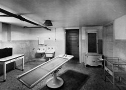 midnight-gallery:  Embalming room, ca. 1910